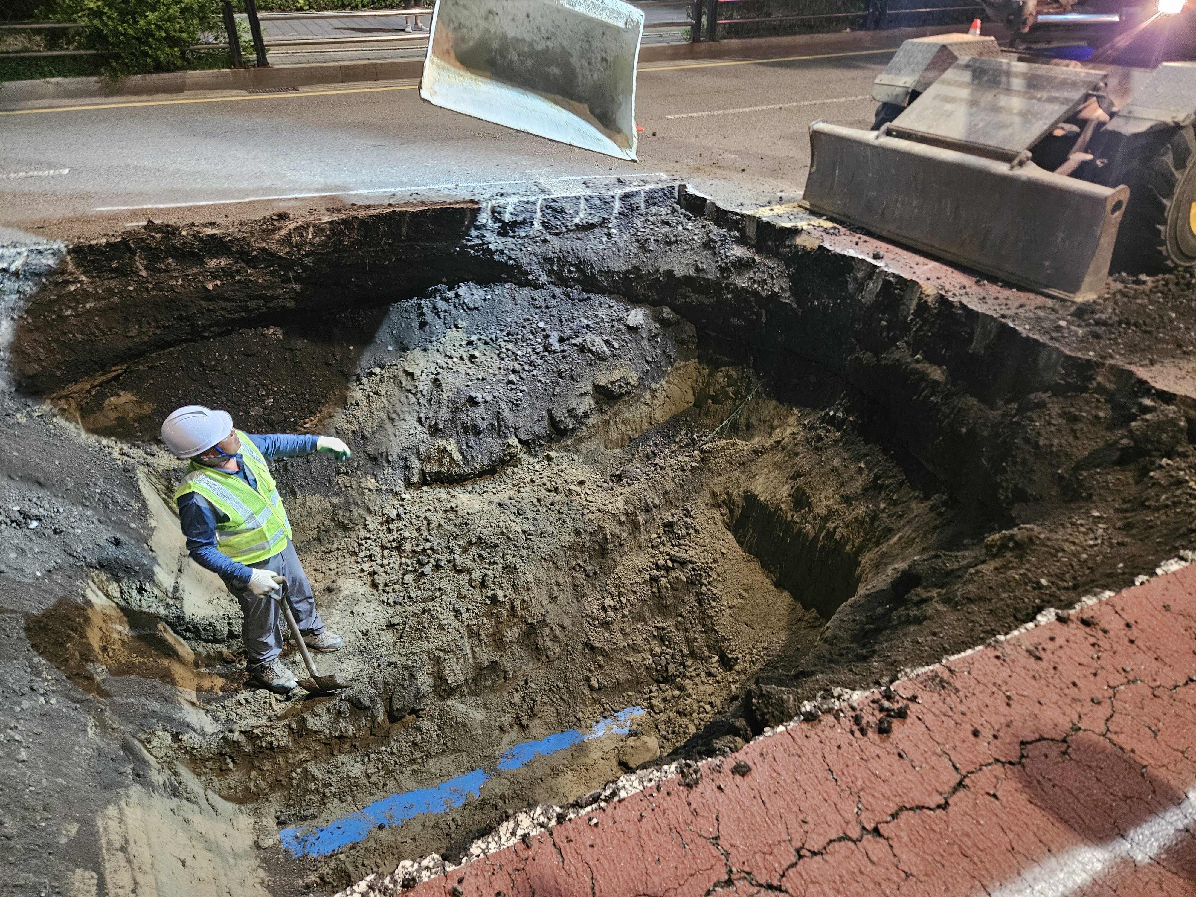 이재호 연수구청장이 최근 인천시 연수구 송도국제도시 도로에서 발생한 싱크홀 의심 신고를 한 구민을 만나 감사의 뜻을 전달했다